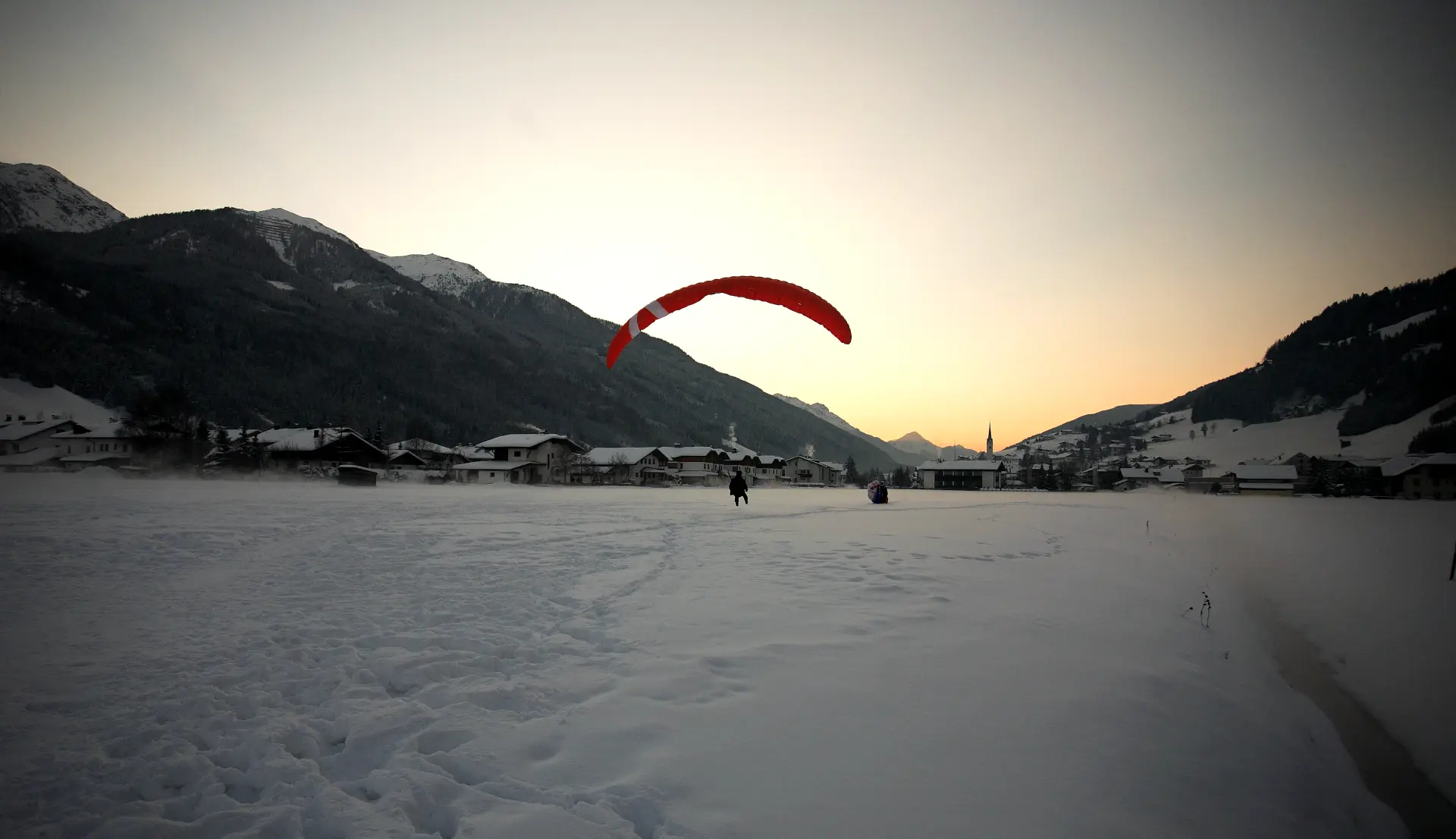 Paragleiter landet im Winter in Sillian – humorvoller Flughafen des Hochpustertals