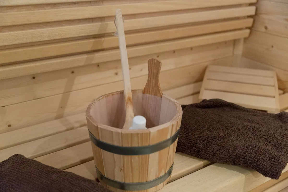 Aufgusseimer und Handtücher in der Sauna des Hotel Bergland